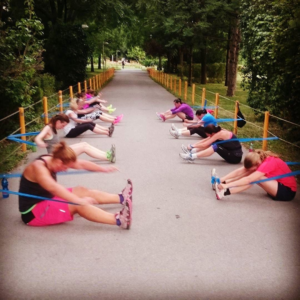mamaFIT bootcamp - Bauch- und Armübungen mit Theraband.